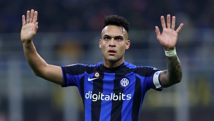 Kjaer interviene su Lautaro, l'arbitro fischia il rigore poi il Var glielo fa togliere