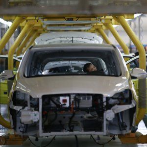 Corsi per auto elettriche a scuola guida
