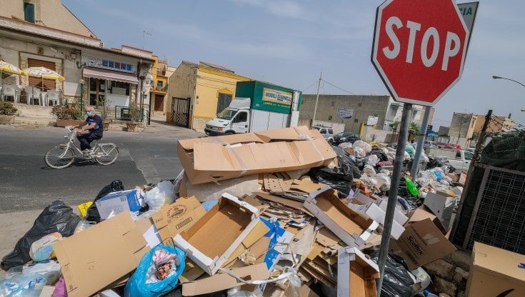 Rifiuti a Palermo: boom di “malati” fra i netturbini durante Italia-Belgio