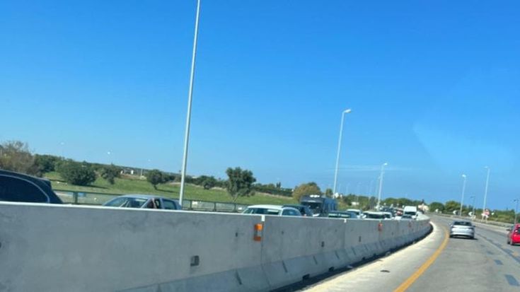 Ottobre al mare, in Puglia auto in coda sulla statale 16 in direzione Polignano e Monopoli