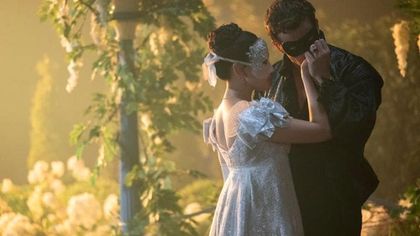 “Bridgerton 4”, la nuova coppia: “Sesso e balli in maschera. Anche la cameriera Sophie si innamora”