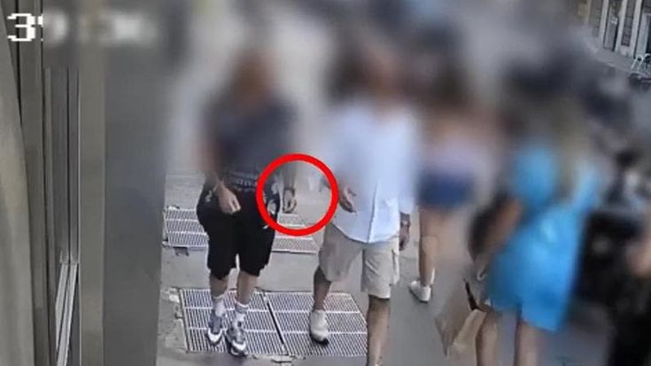 Scippa un orologio da 250mila euro, scappa in bici ma cade davanti ai poliziotti: arrestato