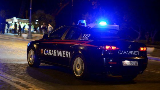 Reggio Emilia, prende a frustate la moglie per gelosia: arrestato marito violento