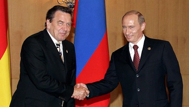 Germania, tutti contro Schroeder lobbista pro-Putin: “Via i privilegi da ex cancelliere”