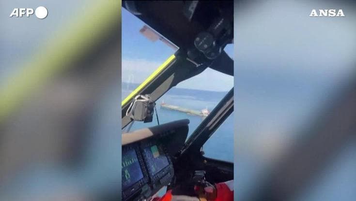 Romania, nave prende fuoco e affonda nel Mar Nero: due morti