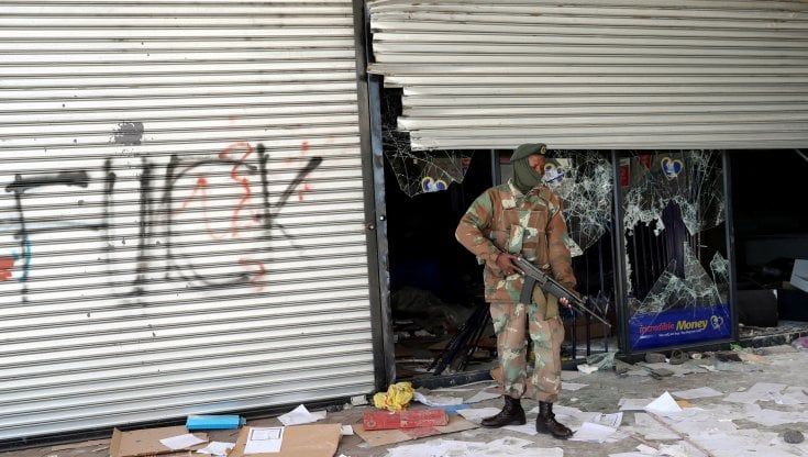 Sudafrica, l'esercito in strada per contenere la violenza: 45 morti. L'opposizione contro la decisione militare