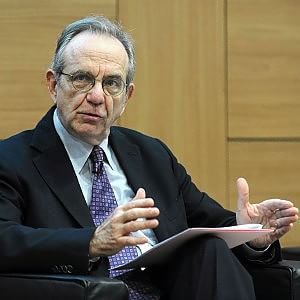 Padoan prepara la riforma della Fornero: "Ci stiamo lavorando"