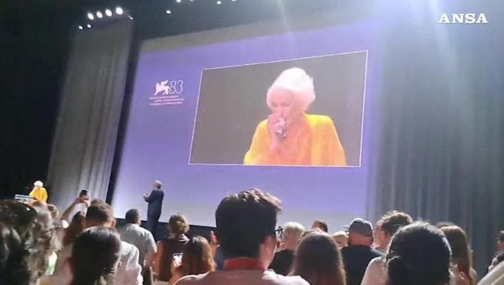 Venezia, standing ovation per Ellen Burstyn: "Così mi fate piangere"