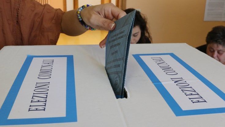 Elezioni comunali in Piemonte, alle 12 affluenza in calo di 5 punti 
