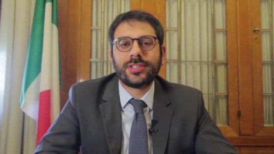 Sindacati militari, sottosegretario Tofalo sotto accusa sui social per il videospot con Ganz-Hitler. Trenta prende le distanze