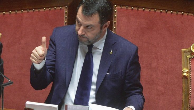 Salvini: "Chi paga il caffè con la carta di credito è un rompipalle" . L'opposizione: no, è normale