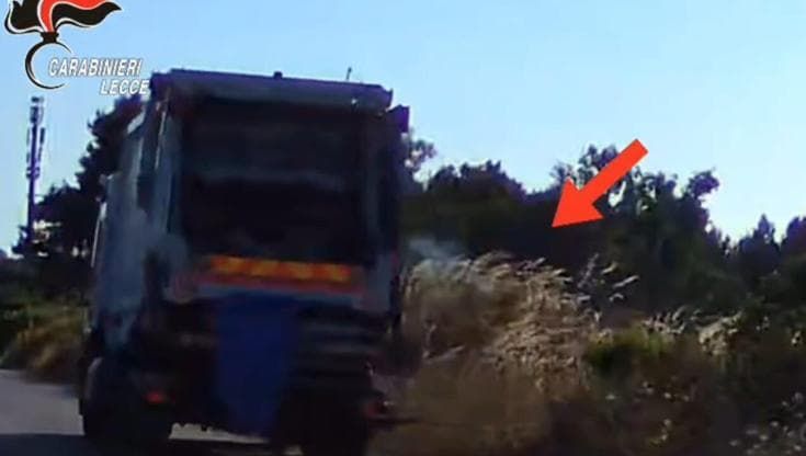 Salento, due operatori ecologici danno fuoco ai rifiuti e li lanciano dal finestrino: arrestati