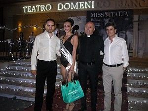 Il prete e la miss, un sacerdote il giurato decisivo in un concorso di bellezza