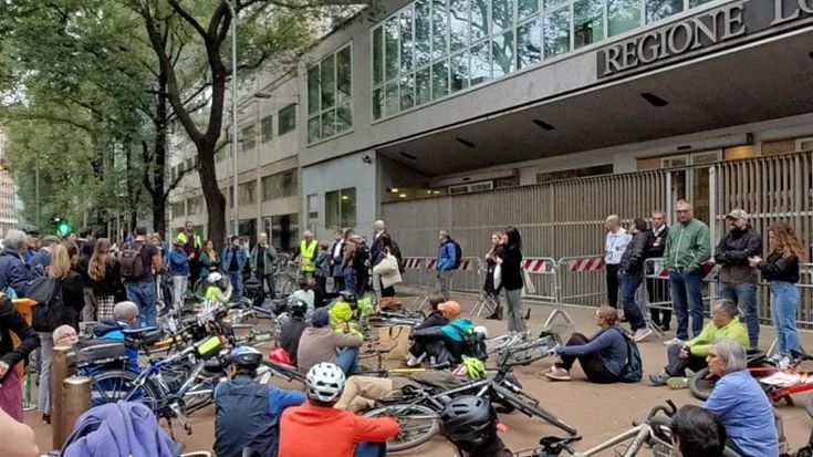 No alla mozione sulle dimissioni di Feltri, bagarre in aula e protesta con le bici davanti al Pirellone. Ma lui non molla: “Eletto dal popolo, non da 4 deficienti”