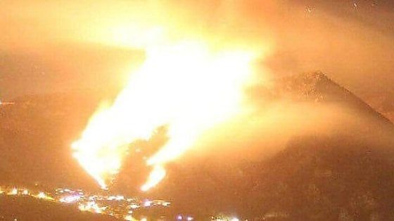 Allarme incendi in Lombardia, in fumo 300 ettari di boschi e pascoli: caccia al piromane in Valcamonica
