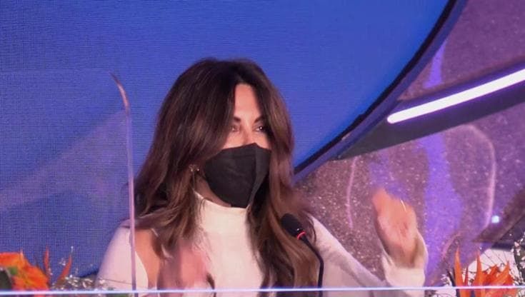 Sanremo 2022, Sabrina Ferilli e la mascherina maledetta: "Posso toglierla? Potevate dirmelo prima"