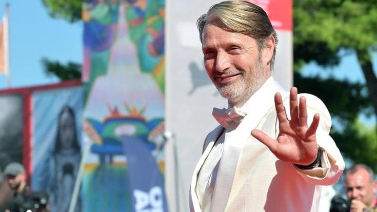 Mads Mikkelsen sui ruoli italiani agli stranieri: “Capisco Favino, il problema è il doppiaggio”