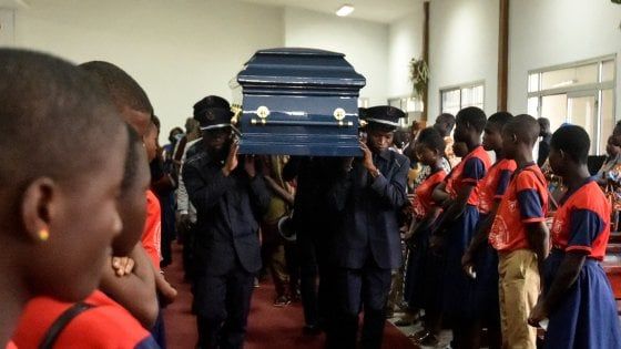 Costa D'Avorio, l'ultimo addio a Laurent. Il papà esaudisce il suo desidero: sulla lapide solo il nome "Prince"