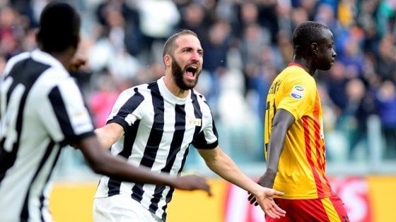 Juventus-Benevento 2-1: spavento bianconero, ci pensano Higuain e Cuadrado