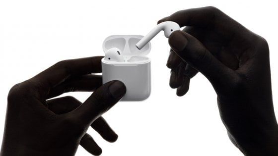 Apple: arrivano gli AirPods, ma dopo Natale