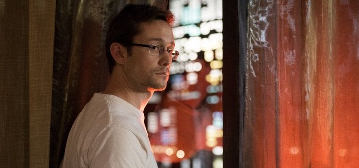 Oliver Stone racconta Edward Snowden: "Mettete un cerotto sulle vostre webcam"