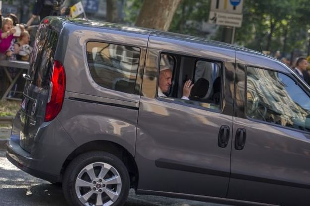 Dalla Ford Focus alla Fiat Doblò: le auto "pop" di papa Francesco