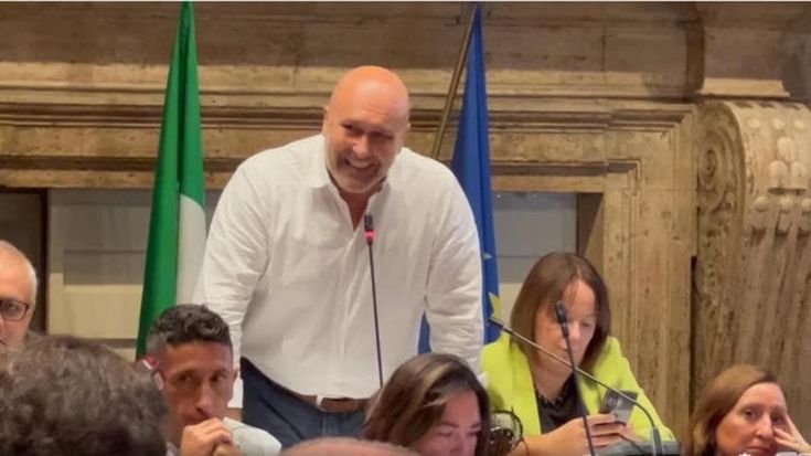 Il sindaco di Terni Bandecchi indagato dopo la rissa in consiglio comunale