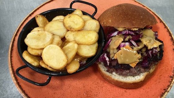 Stefano, Ernesto e gli altri: gli hamburger gourmet di Viotti, ad Asti