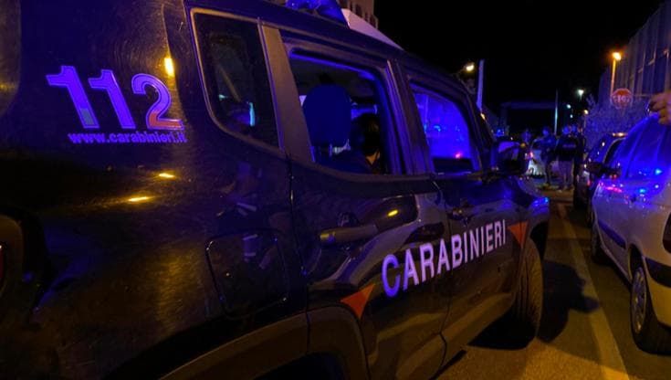 Con lo scooter in fuga dai carabinieri travolgono un donna. Ricoverata in codice rosso