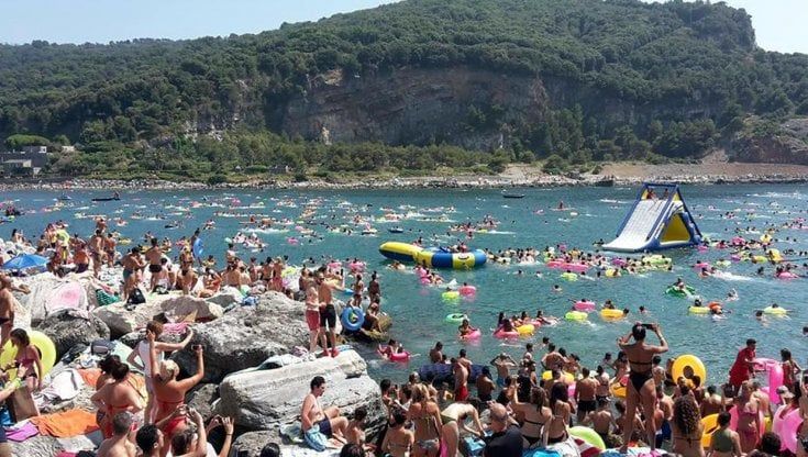A Portovenere un giorno di festa nella piscina in mezzo al mare