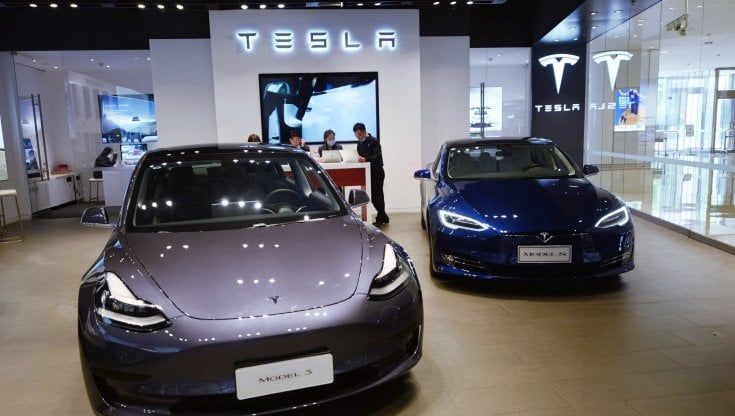 Scendono i prezzi delle auto. Il taglio dei listini parte dai modelli elettrici