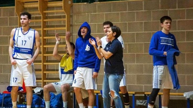 Eleonora Carrer, la coach di basket contro gli stereotipi: “Ricevo sempre insulti sessisti dagli spalti ma a ferirmi sono i colleghi che stringono prima la mano al mio vice uomo”
