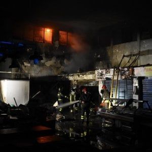 Bari, incendio nel mercato coperto del San Paolo: distrutti due box