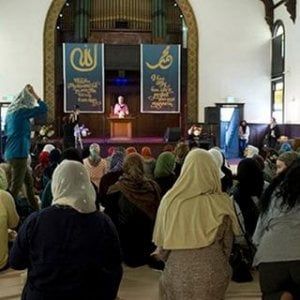 Torna dalla  moschea accompagnata solo da amiche, il marito la prende a bastonate