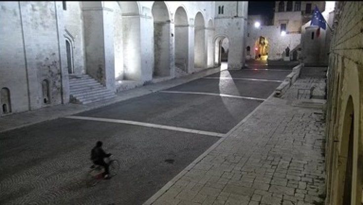 Furto a San Nicola, ecco il ladro in bicicletta: il 48enne tace sul tesoro e non ammette il furto ma immagini e impronte lo incastrano