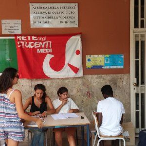 Scuola: contro il caro libri i mercatini degli studenti