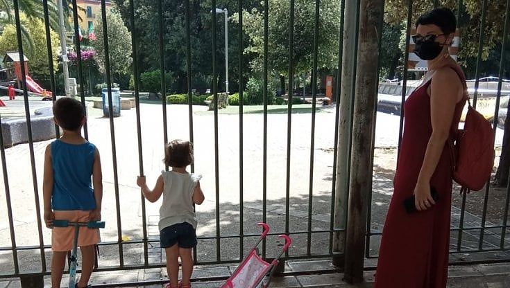 Cambiano lucchetto, ma il custode non ha le nuove chiavi: e il Parco Mascagna al Vomero resta chiuso per ore