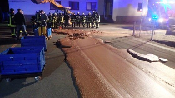 Germania, guasto in fabbrica: per strada scorre una tonnellata di cioccolato
