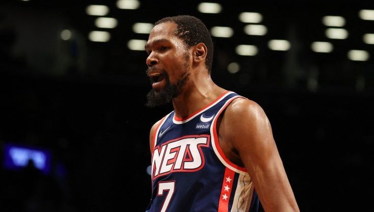 Campione, ma con poco stile, Kevin Durant umilia un ragazzino di 13 anni: e i social si dividono