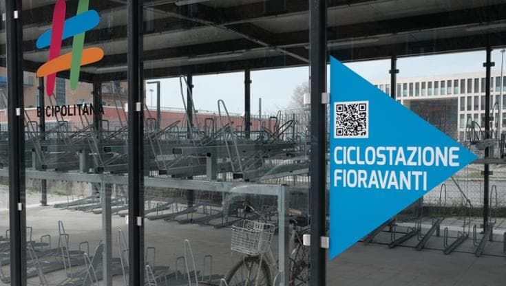 Aprono cinque ciclostazioni a Bologna: 400 posti per le bici, ecco dove e come funzionano