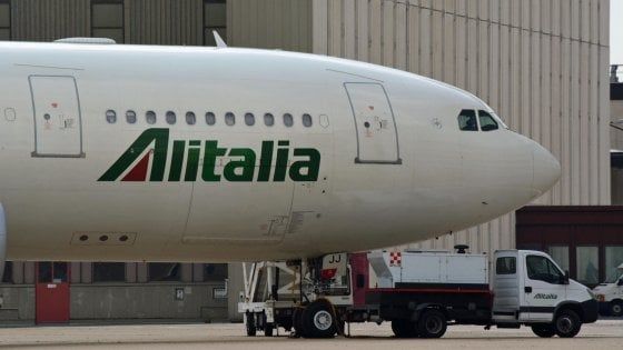 Alitalia, la mossa di Atlantia: “Se c’è revoca ad Autostrade usciamo dal salvataggio”
