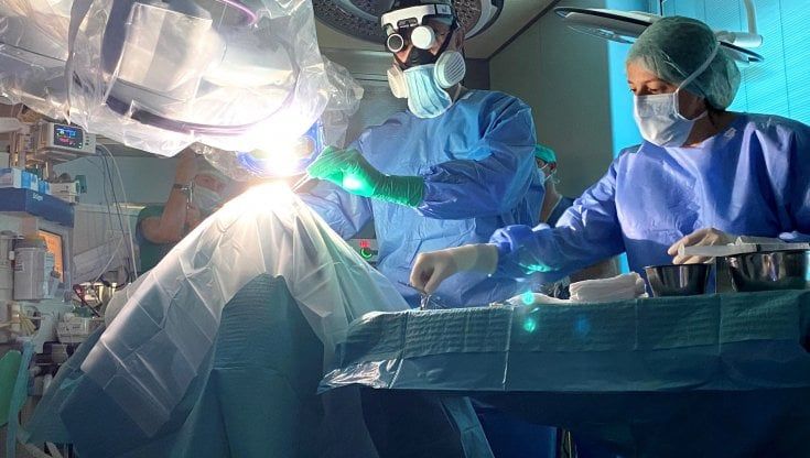 Intervento al cervello con un microscopio robot, prima volta al mondo al San Raffaele