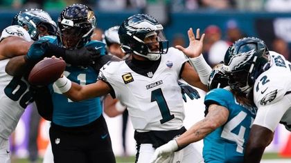 Nfl, coaguli di sangue nei polmoni, la stella degli Eagles, Jalen Hurts, fuori per tutta la stagione