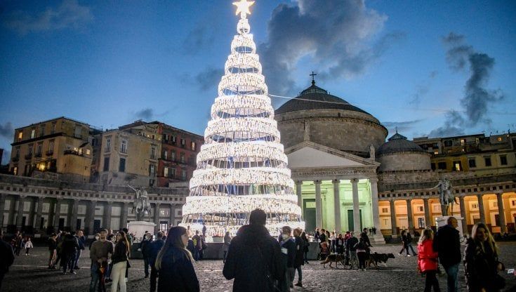 Covid, il governatore De Luca firma l'ordinanza: in Campania stop agli eventi di Natale e Capodanno e ai brindisi in strada, stretta sulla movida