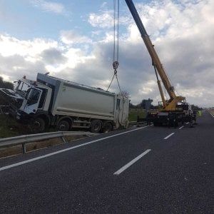 Brindisi, travolto da un mezzo della raccolta rifiuti nell'area di sosta: morto 26enne della provincia di Bari