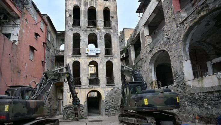 Palazzo Fienga, va giù a Torre Annunziata il fortino clan Gionta. Siani: “C’è ancora la camorra”