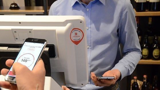 Un milione di italiani usa lo smartphone per pagare nei negozi: la rincorsa del mobile cambia le abitudini del Paese