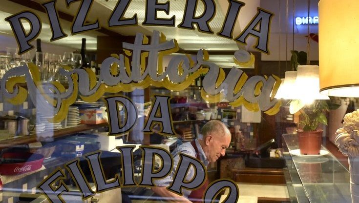 Parma, in via Mazzini Filippo toglie il grembiule e saluta i clienti