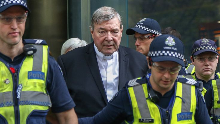 L’ira delle vittime dei preti pedofili: “Il Papa rimuova il cardinale Pell”