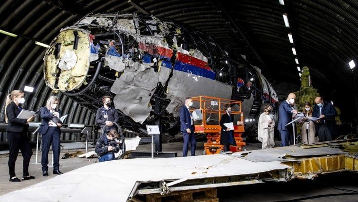 Mh17, la sentenza della corte olandese: fu un missile filorusso ad abbattere il volo in Ucraina. Ergastolo ai tre condannati